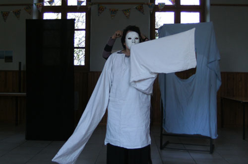 Masque blanc et fantôme pendant la répétition de Quichotte et quichotteries